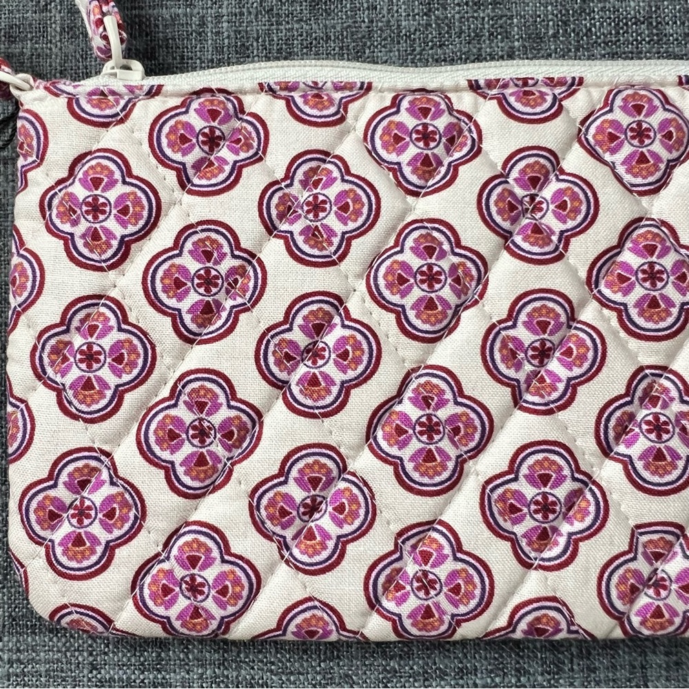 NWT Vera Bradley Lavender Geo Essential Wristlet. Cotton quilted. - Picture 5 of 9